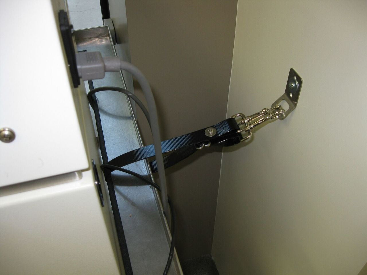 Cart to Wall TekStrap™ 